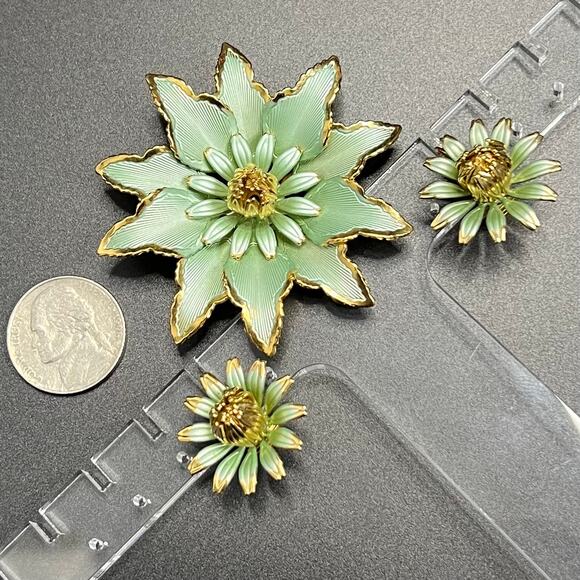 Vintage Flower Teal Gold Tone Brooch Clip On Earring Set Estate MCM - Picture 1 of 7
